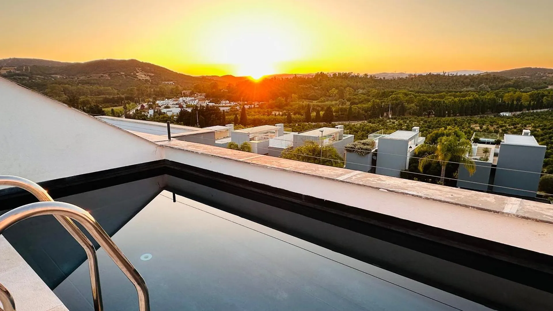 Casasotopolo, Sotogrande, Sleeps 8, Private Rooftop Pool, Easy Free Parking San Enrique de Guadiaro